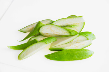 カットした白長なす