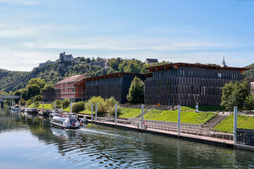 La citée des arts a Besançon, le long du Doubs avec en fond la citadelle créée par Vauban