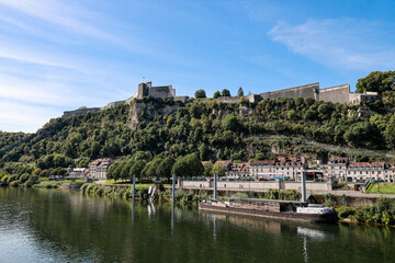 La citadelle de Besançon en été avec au pied le quartier Rivotte et le Doubs