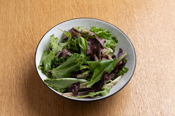 Salade verte dans un bol