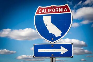 Naklejka premium California highway sign with state map and directional arrow road