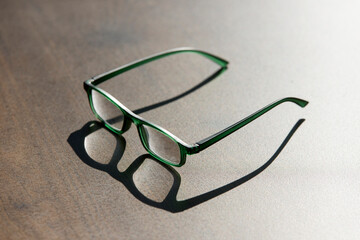 Eine Brille auf dem Tisch