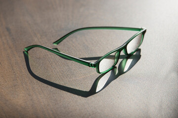 Eine Brille auf dem Tisch