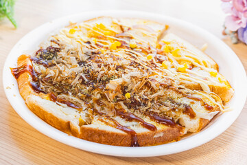 食パンでお好み焼き風ピザ