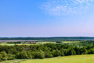 浜頓別クローバーの丘からクッチャロ湖を望む、6月の快晴の風景
