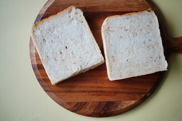 カッティングボードに並べられた食パン2枚　シンプルな朝食やサンドイッチ素材として使えるパン