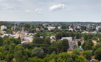 Obraz premium Scenic old town view highlighting lush greenery and historical architecture