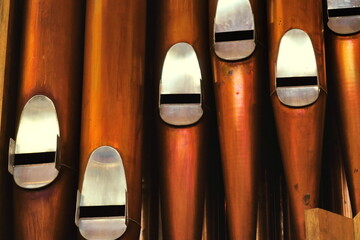 Tuyaux d'orgue en métal doré et argenté.