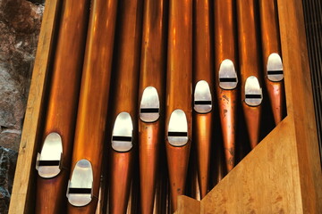 Tuyaux d'orgue en métal doré et argenté.