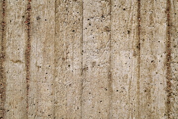 Superficie en béton avec empreintes du coffrage en bois utilisé.