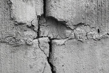 Obraz premium Gray concrete wall with deep cracks