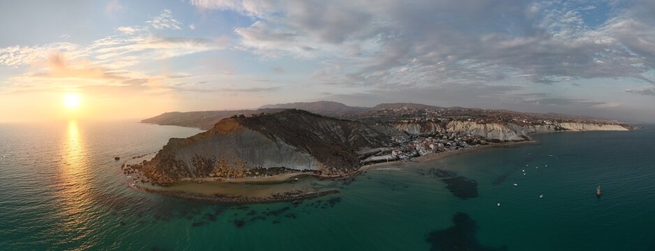 Sonnenuntergang &uuml;ber der Scala dei Turchi bei Realmonte &ndash; spektakul&auml;re wei&szlig;e Felsklippen an der S&uuml;dk&uuml;ste Siziliens, Italien