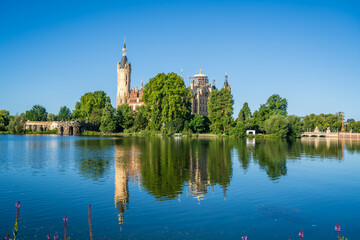 Obraz premium The Schwerin Castle and marina view in Schwerin Town of Germany
