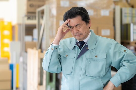 倉庫で仕事をする作業員