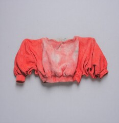 Coral-colored, tie-dye cropped top with puffy sleeves