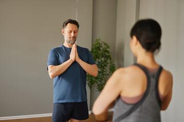 Obraz premium Yoga instructor leading a meditation session in a studio, guiding students in mindful practice