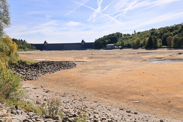 Der trocken gelegte Ausgleichsweiher an der Möhnetalsperre im Sauerland