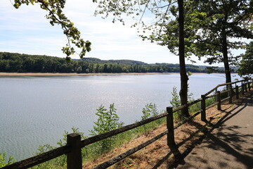 Sonniger Sp&auml;tsommertag an der M&ouml;hnetalsperre im Sauerland