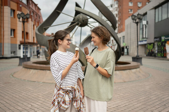 Mother and daughter enjoying summer day in the city