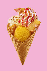 Eistuete mit Eiskugeln Pistazie Mango und Sahnetupfer, Eiskugeln, Eiscreme, Hörnchen, Eiswaffel,