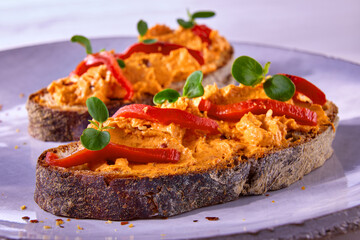Paprika Frischkaesecreme mit Paprika auf Bauernbrot, Brotzeit, Gemüse, Brotaufstrich, Frischkäse, 

