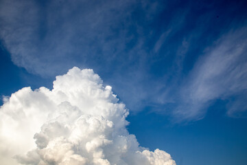 Obraz premium Vibrant daytime sky with fluffy clouds
