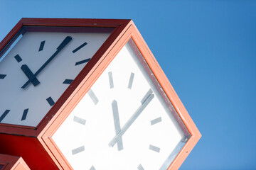 Eine Uhr um zehn Uhr