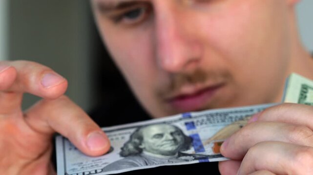 Fal'i money without aol sign.
checking money for counterfeit.
Printed counterfeit American dollars.
checking money for watermark and inauthenticity