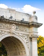 Obraz premium Ornate archway in a park