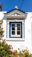 Obraz premium Ornate whitewashed building with blue window trim