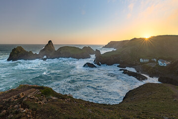 Kynance Cove, Drehort Game of Thrones, bei The Lizard in der Grafschaft Cornwall an der Südküste von England bei Sonnenuntergang