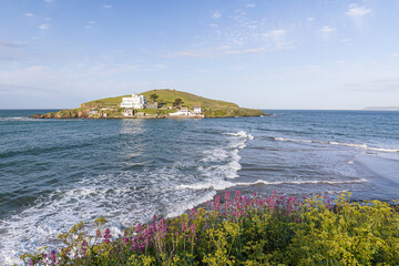 Burgh Island mit dem berühmten Burgh Island Hotel bei Bigbury-on-Sea in der Grafschaft Devon an der Südküste von England