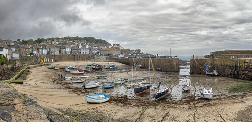 Der Hafen von Mousehole bei Ebbe in der Grafschaft Cornwall an der Südküste von England