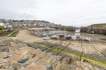 Der Hafen von Mousehole bei Ebbe in der Grafschaft Cornwall an der Südküste von England