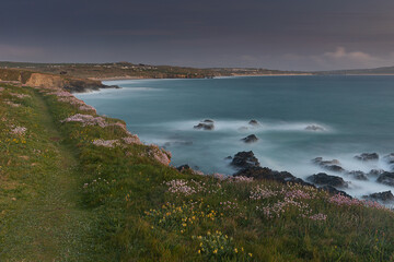 Küste am Godrevy Point in der Grafschaft Cornwall in England bei Nacht