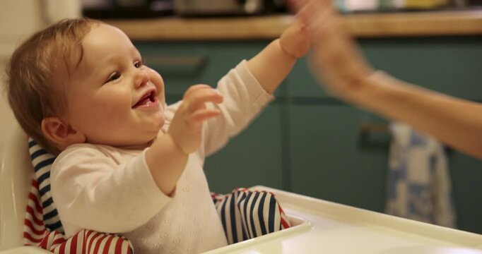 Baby lernt High-Five mit Mama