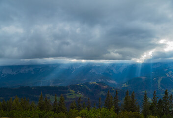 Talblick vom Wank Sonnenstrahlen brechen durch bewölkten Himmel