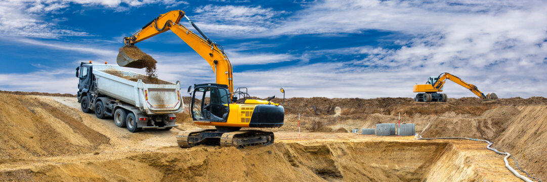 Ein Bagger arbeitet auf einer Baustelle am Fundament f&uuml;r ein neues Wohnhaus - FOTOMONTAGE