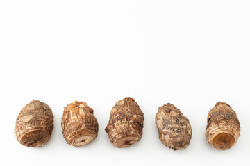 並んだ里芋　白バック