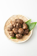 笊に乗った里芋　白バック