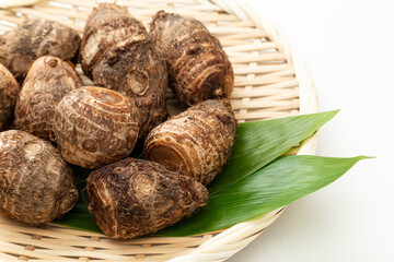 笊に乗った里芋　白バック