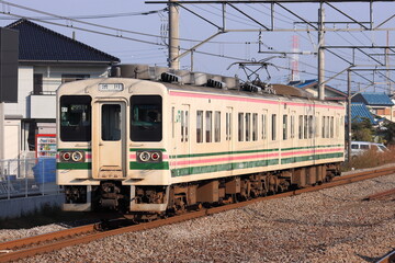 Fototapeta premium 早朝の上越線を走行する107系電車_2010/11/28撮影