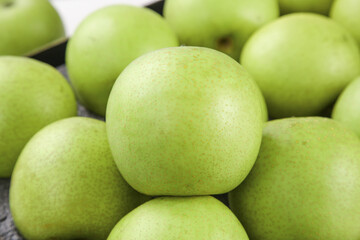 Fresh Green Apples in Wicker Basket - Healthy Organic Fruit Close-up with Shallow Depth of Field