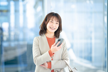 スマホを使う女性