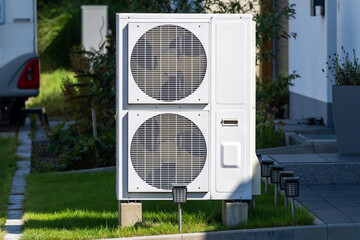 Wärmepumpe vor dem Haus / Heizen / Heizung
