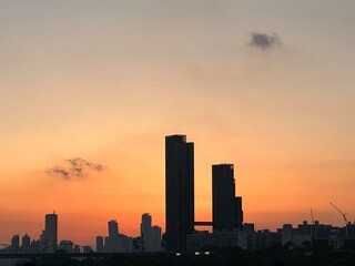 Fototapeta premium sunset over city
