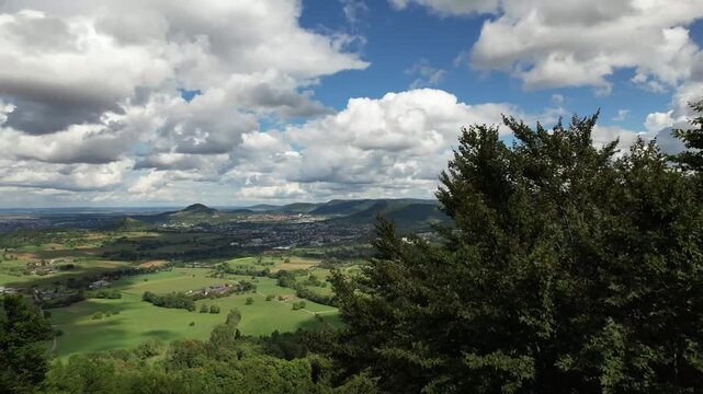 Blick vom Pfullinger Berg auf Pfullingen, Kleinstadt in Baden-W&uuml;rttemberg am Fu&szlig; der Schw&auml;bischen Alb