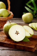 Fresh Green Apples Sliced on Wooden Board from Shandong China Orchard