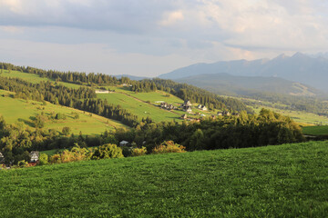Obraz premium CZARNA GORA, POLAND - SEPTEMBER 05, 2025: View from the top of the mountain to the village in the valley.