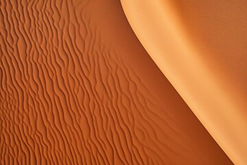 Sanfte Dünenlandschaft in der Wüste, goldener Sand mit weichen Kurven und feinen Strukturen, minimalistische Naturaufnahme, abstrakte Formationen, trockene Landschaft